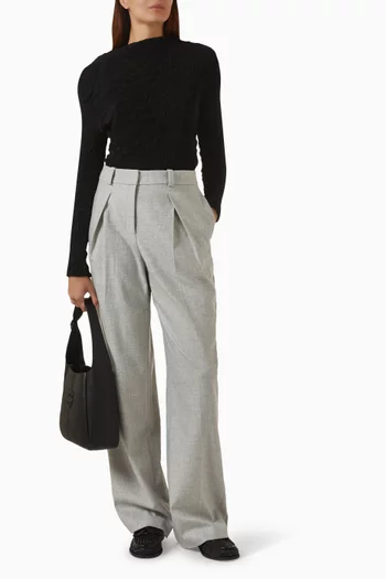 بلوزة بياقة عالية بليسيه