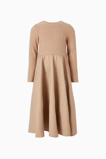 فستان بقصة بطول الركبة