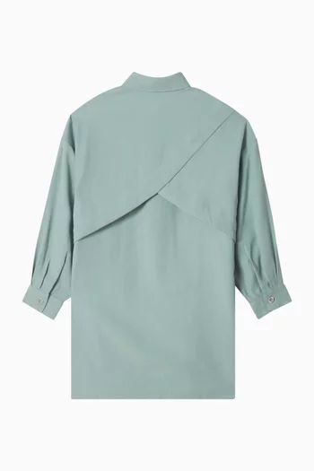 قميص بأزرار وشعار الماركة