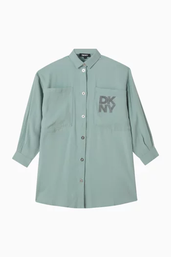 قميص بأزرار وشعار الماركة