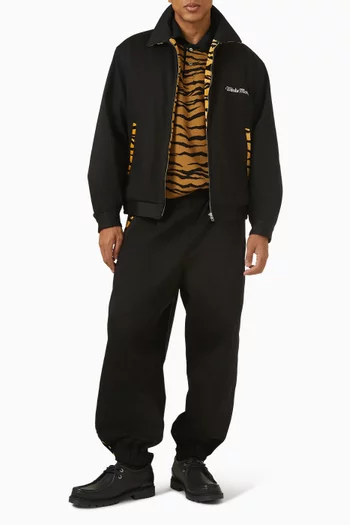 جاكيت مستوحى من فترة الخمسينيات بحواف ونقشة جلد النمر