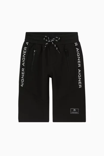 شورت بخطوط بشعار الماركة