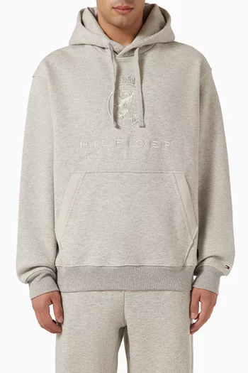 كنزة بغطاء رأس وطبعة شعار الماركة