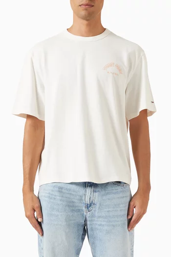 تي شيرت بشعار الماركة بتصميم غربي من التسعينيات في الخلف قطن