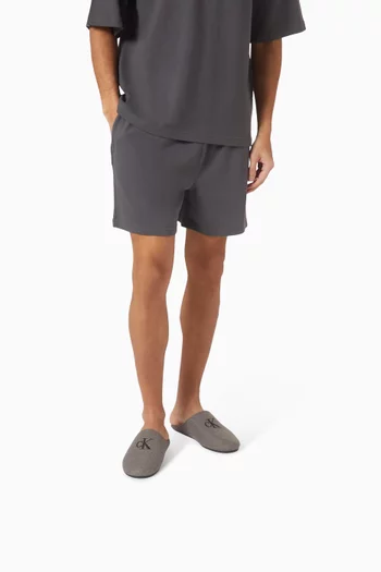 حذاء مفتوح من الخلف بشعار الماركة