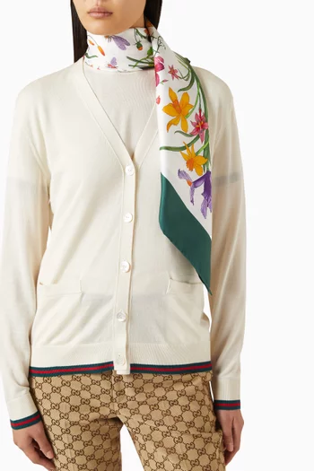 وشاح مربع مزين بنقشة زهور حرير تويل