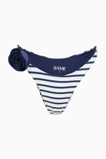 قطعة بيكيني سفلية مستوحاة من التسعينيات ومزينة بوردة