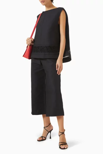 بلوزة بأشرطة دانتيل