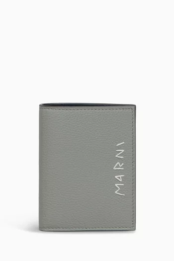 محفظة ثنائية الطيّ بشعار الماركة محاك يدويًا جلد