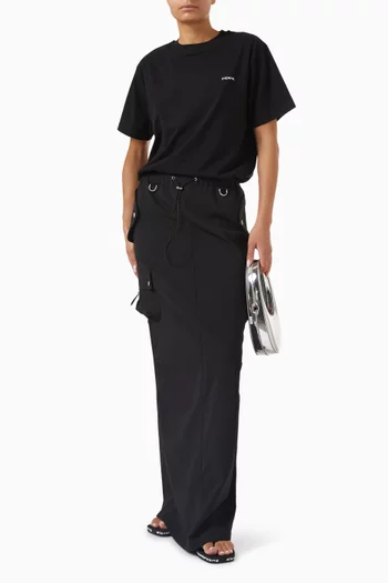 تي شيرت بقصة مربعة وشعار الماركة قطن