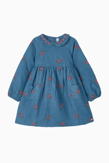 فستان بقصة واسعة مطرز