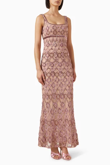 فستان سهرة بفتحة رقبة مربعة وتطريزات قماش شبكي