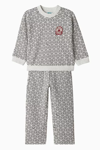 بدلة رياضية بطبعة شعار الماركة