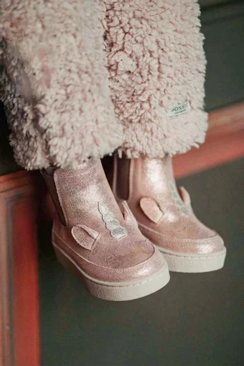 بوت ثيرا بتصميم يونيكورن جلد لامع