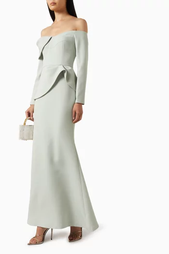 فستان بأكتاف مكشوفة