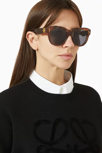 نظارة شمسية بشعار الماركة وإطار فراشة أسيتات