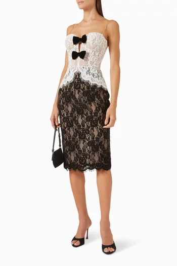 فستان بتصميم مشّد مزين بعقد دانتيل