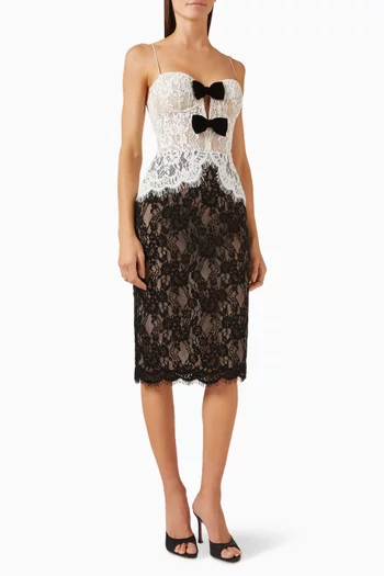 فستان بتصميم مشّد مزين بعقد دانتيل