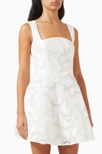 فستان إيلارا قصير مزين بتطريزات ستان