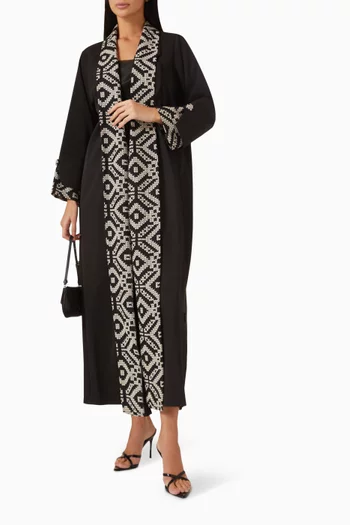 عباية بشريط مطرز