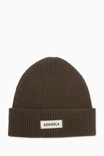 قبعة بيني منسوجة بشعار الماركة