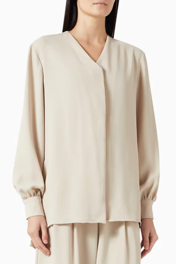 بلوزة فاين بفتحة رقبة على شكل V