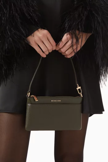 Medium Jet Set Wristlet in Leather