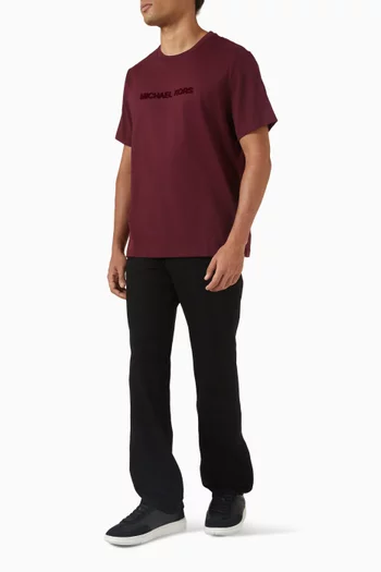 تي شيرت بشعار الماركة بملمس بارز قطن