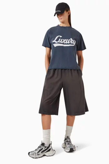 تي شيرت متوسط الطول بطبعة شعار Luxury‏ جيرسيه