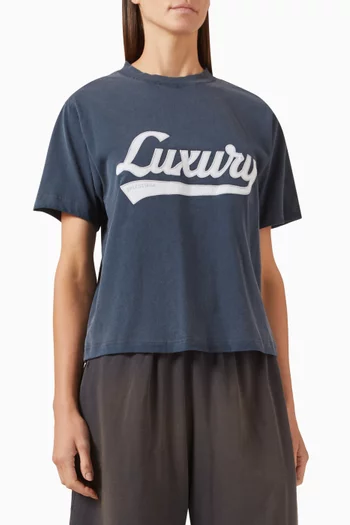 تي شيرت متوسط الطول بطبعة شعار Luxury‏ جيرسيه