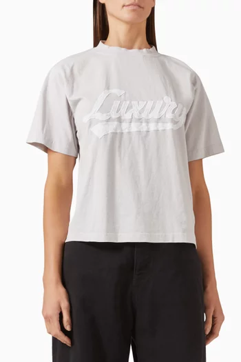 تي شيرت متوسط الطول بطبعة شعار Luxury‏ جيرسيه