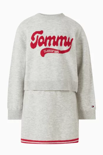 سترة منسوجة بشعار الماركة 