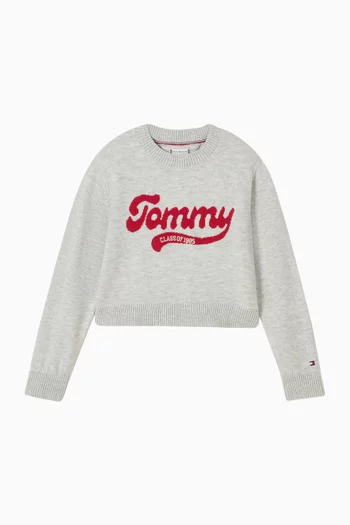 سترة منسوجة بشعار الماركة 