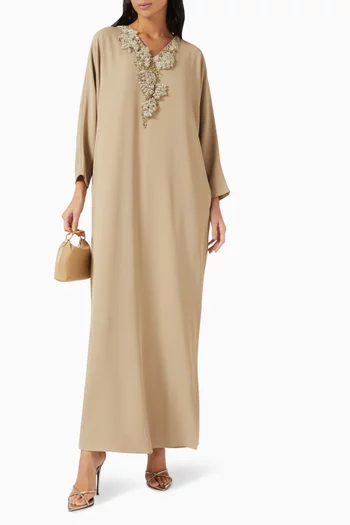 قفطان مزين بزهور بارزة