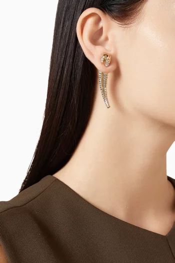 أقراط بتصميم مدبب بشعار الماركة مرصعة بأحجار بافيه نحاس مطلي ذهب عيار 18