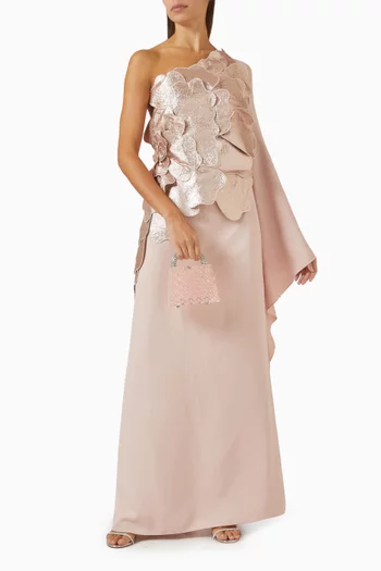 فستان طويل بكتف مكشوف وتطريزات على شكل بتلات زهور وأوراق شجر