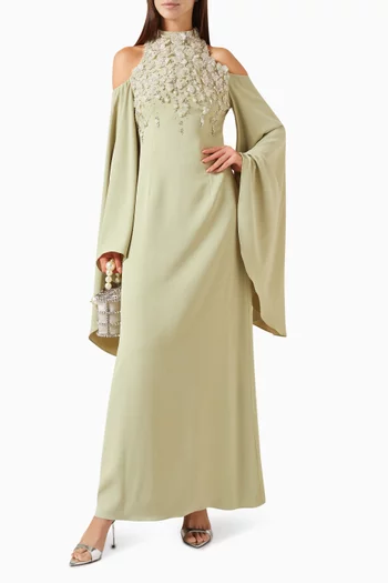 فستان طويل بياقة عالية وتطريزات بالكريستال