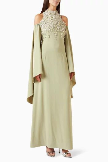 فستان طويل بياقة عالية وتطريزات بالكريستال