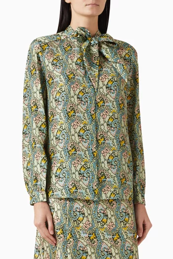 بلوزة بنقشة وفتحة رقبة بعقدة حرير