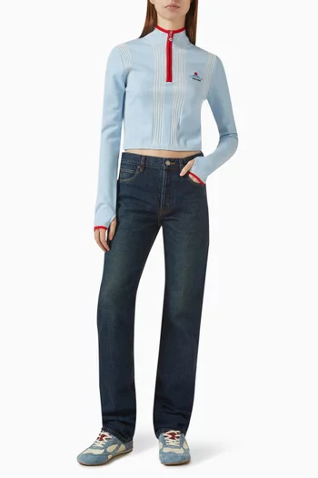 بلوزة قصيرة للتزلج ومطرزة بشعار الماركة