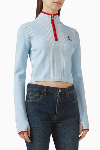 بلوزة قصيرة للتزلج ومطرزة بشعار الماركة