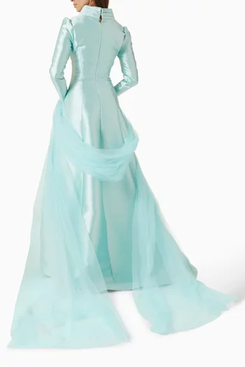 فستان طويل مزين بعقد ستان