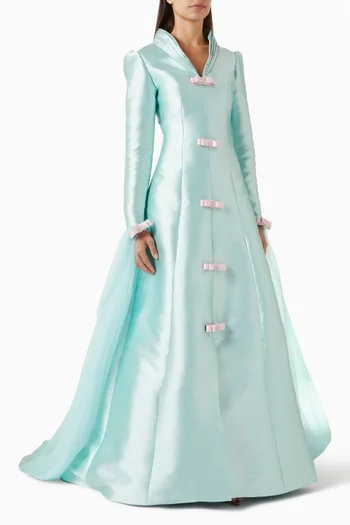 فستان طويل مزين بعقد ستان