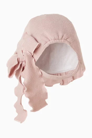 قبعة بحافة كشكش 