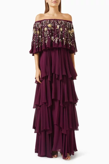 فستان طويل بطبقات متعددة وتطريزات