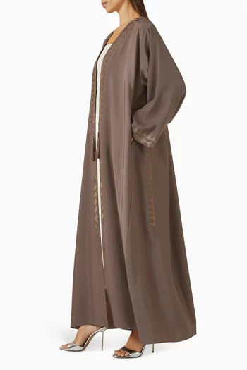 عباية مطرزة بشرّابات