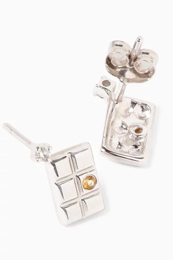 أقراط بتصميم قطعة شوكولاتة ذهب أبيض عيار 18