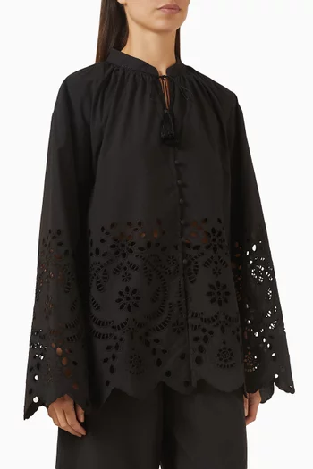 قميص بتطريزات إنجليزية