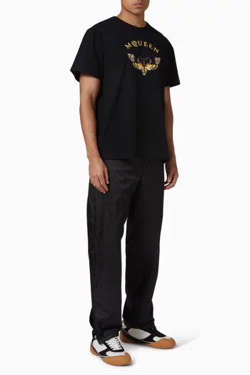 تي شيرت بشعار الماركة وتطريز فراشة قطن