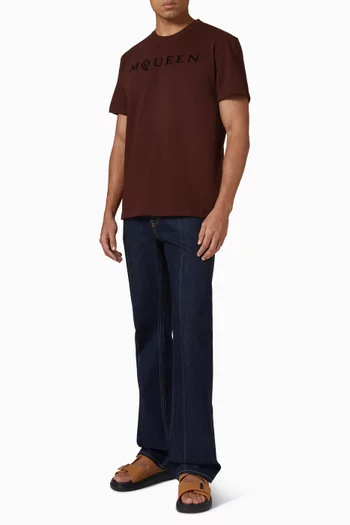 تي شيرت بشعار الماركة بملمس بارز قطن